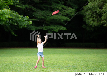 フリスビーで遊ぶ女の子 フリスビーで遊ぶ女の子 66778141