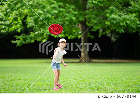 フリスビーで遊ぶ女の子の写真素材