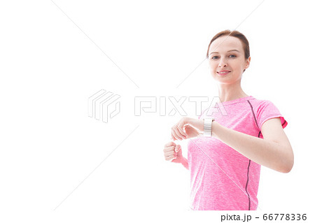 スマートウォッチを確認するスポーツウェアを着た若い女性 66778336