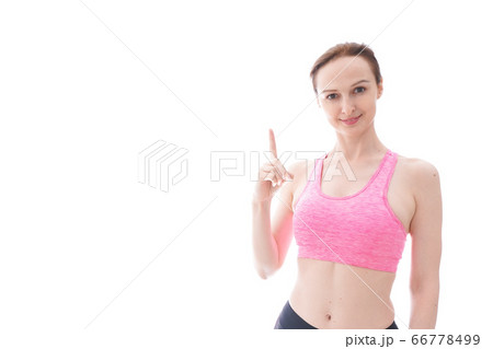 アドバイスをするスポーツウェアを着た若い女性 66778499