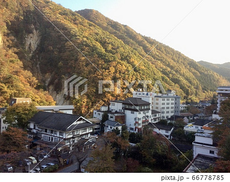 群馬県　沼田市　老神温泉　紅葉と温泉街 66778785