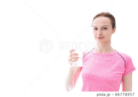 水分補給をするスポーツウェアを着た若い女性 水分補給をするスポーツウェアを着た若い女性 66778957