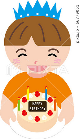 誕生日ケーキを持つ笑顔の男の子 66779061