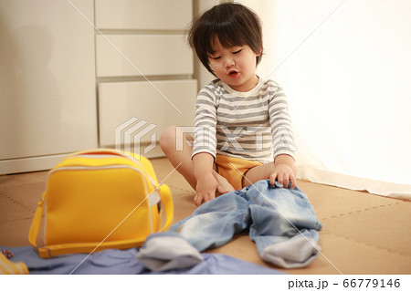 園児服に着替える男の子 66779146