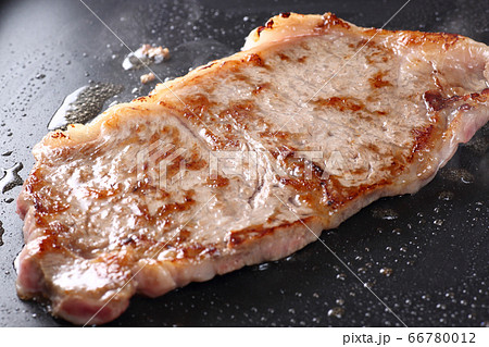 ステーキを焼く ステーキを焼く 66780012