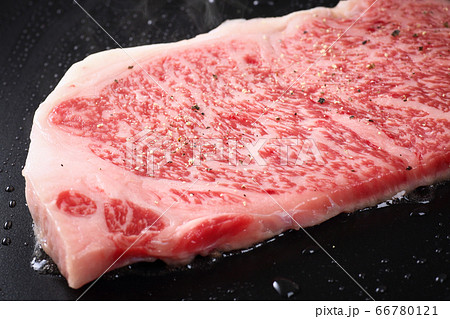 ステーキを焼く 66780121