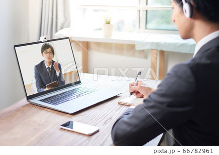 ビデオ通話をしている男性 ビデオ通話をしている男性 66782961