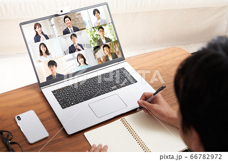 オンライン会議をする男性 66782972
