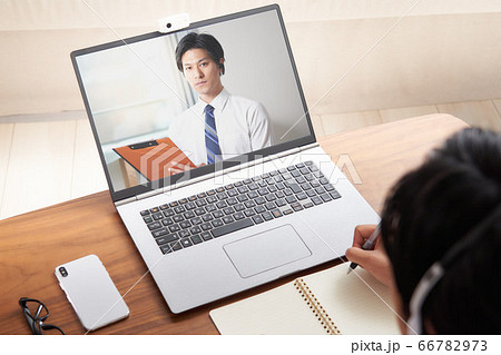 ビデオ通話をしている男性 ビデオ通話をしている男性 66782973