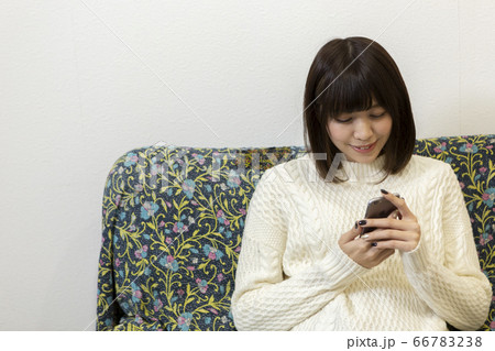 スマホを扱う女性 スマホを扱う女性 66783238