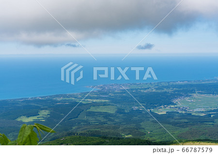 鳥海ブルーラインから見た日本海 秋田県側 秋田県にかほ市 鳥海ブルーラインから見た日本海 秋田県側 秋田県にかほ市 66787579