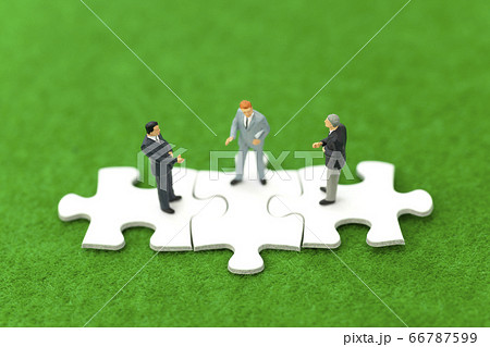 パズルピースの上で会話するビジネスマン 66787599