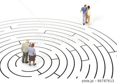 丸い迷路図に向かう若いカップルと待ち受ける老人 丸い迷路図に向かう若いカップルと待ち受ける老人 66787613