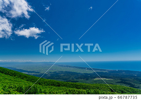 鳥海ブルーラインから見た日本海 山形県側 山形県遊佐町 鳥海ブルーラインから見た日本海 山形県側 山形県遊佐町 66787735