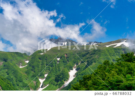 鳥海山 鉾立展望台からの風景 秋田県にかほ市の写真素材