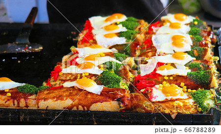 縁日の屋台の風景（お好み焼き） 66788289