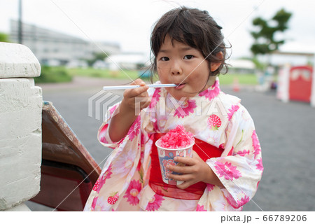 浴衣を着たの女の子 66789206