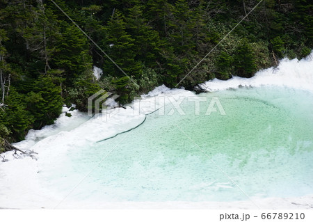 残雪の八幡平メガネ沼と鏡沼 66789210