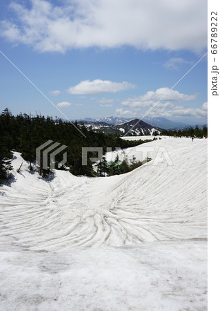 残雪の八幡平メガネ沼と鏡沼 残雪の八幡平メガネ沼と鏡沼 66789222