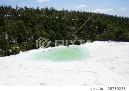 残雪の八幡平メガネ沼と鏡沼 残雪の八幡平メガネ沼と鏡沼 66789228