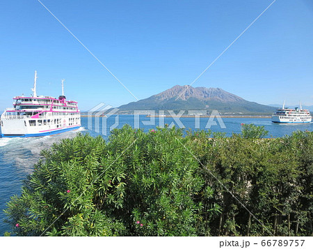 桜島桟橋から眺めた桜島と桜島航路の船 桜島桟橋から眺めた桜島と桜島航路の船 66789757