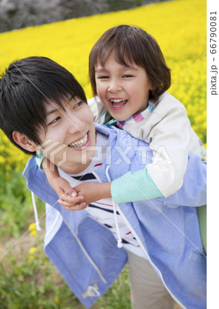 子供をおんぶする父親の写真素材