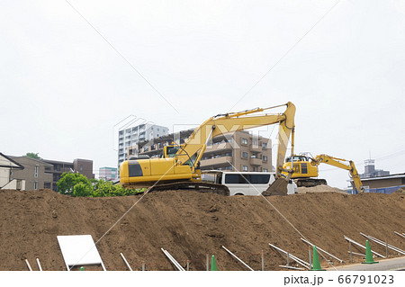 住宅　宅地造成　イメージ　ショベルカー 66791023