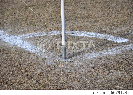 グラウンド サッカー コーナー ポスト 芝生 土の写真素材