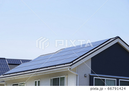 住宅　屋根　ソーラーパネル　施工例 66791424