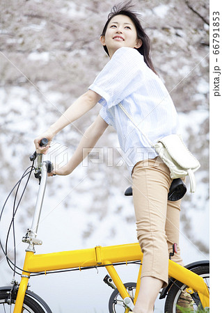 自転車に乗る女性 66791853