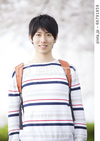 男子大学生ポートレート 66791859