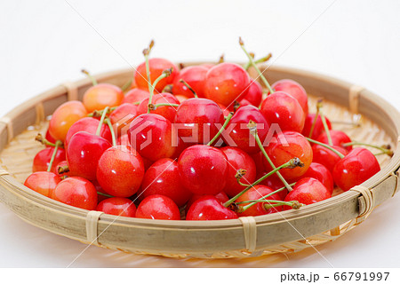 ザルに盛られた さくらんぼ 白い背景　b-1 66791997