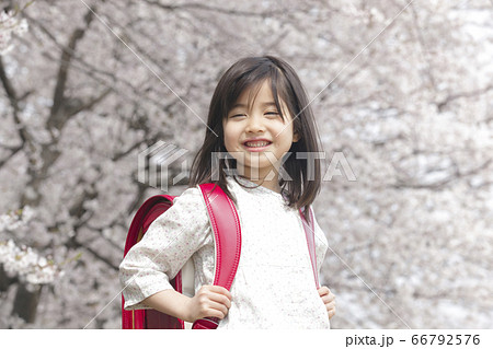 桜と新一年生 66792576