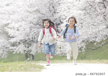 走る小学生 走る小学生 66792607