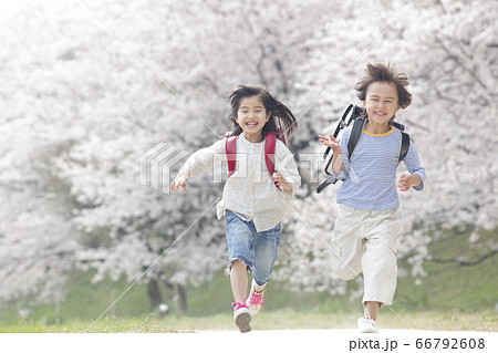 走る小学生 走る小学生 66792608