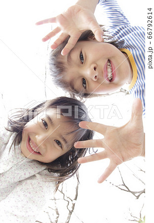 笑顔の男の子と女の子 66792614