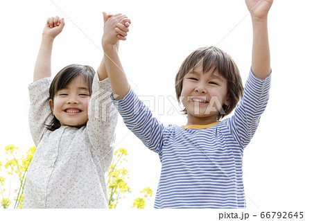 手を繋いでバンザイをする男の子と女の子 手を繋いでバンザイをする男の子と女の子 66792645
