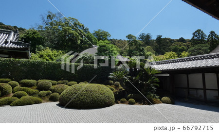 庭園南園から虎丘庵ごしの青い空・一休寺 庭園南園から虎丘庵ごしの青い空・一休寺 66792715