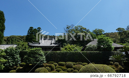 庭園南園から宗純王廟ごしの青い空・一休寺 66792718