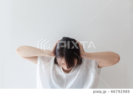 耳をふさぐ女性 耳をふさぐ女性 66792989