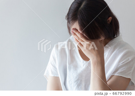 頭を抱える女性 66792990