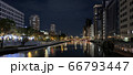 夜のビルと川 66793447