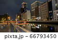 夜のビルと川 66793450