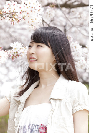 桜と女性 66793571