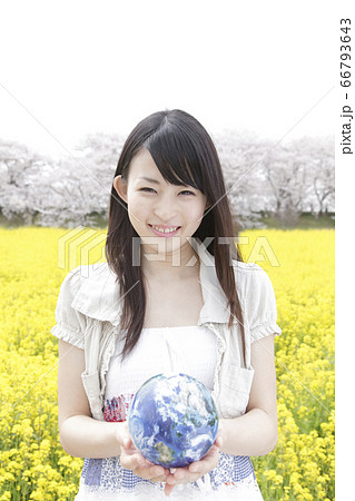 地球を持つ女性 地球を持つ女性 66793643