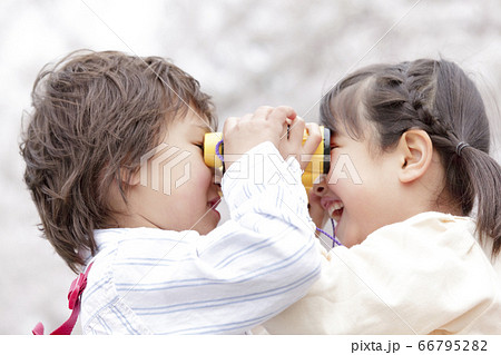 見つめ合う子供 66795282