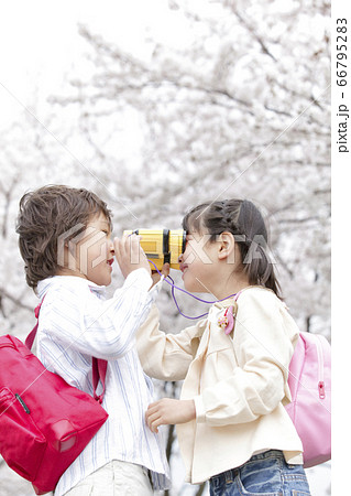 見つめ合う子供 66795283