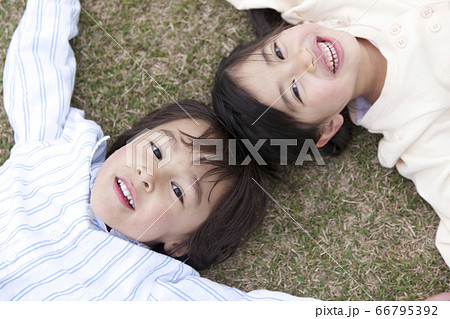 芝生に寝そべる子供 芝生に寝そべる子供 66795392