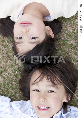 芝生に寝そべる子供 芝生に寝そべる子供 66795396