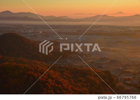 紅葉の大小山 山頂南側小ピークから朝焼けに染まる西場富士、三毳山遠く筑波山方面を見る 紅葉の大小山 山頂南側小ピークから朝焼けに染まる西場富士、三毳山遠く筑波山方面を見る 66795766